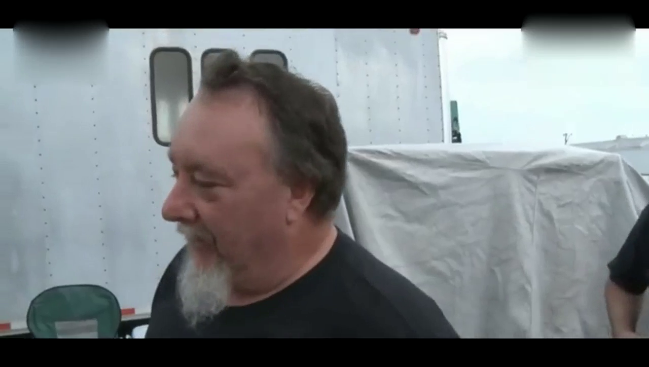 农民把废旧丰田汽车改装成跑车，去参加方程式赛车，结果出人意料