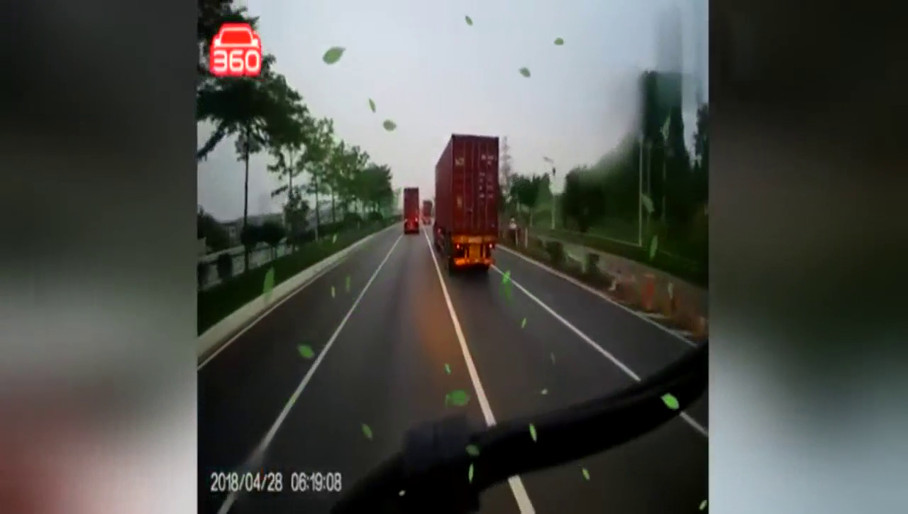 出租车强行超车，司机减速变道，这一幕看得我傻眼了