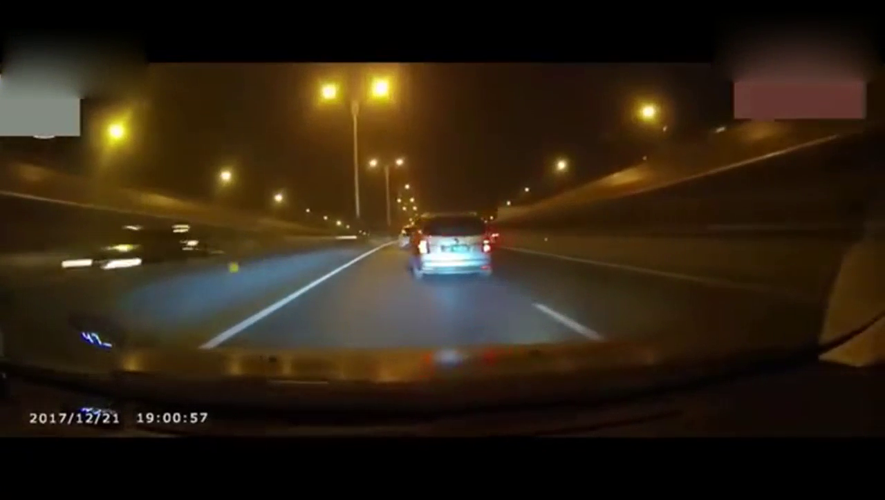 改装车隧道里狂飙,一出隧道口就知道几斤几两