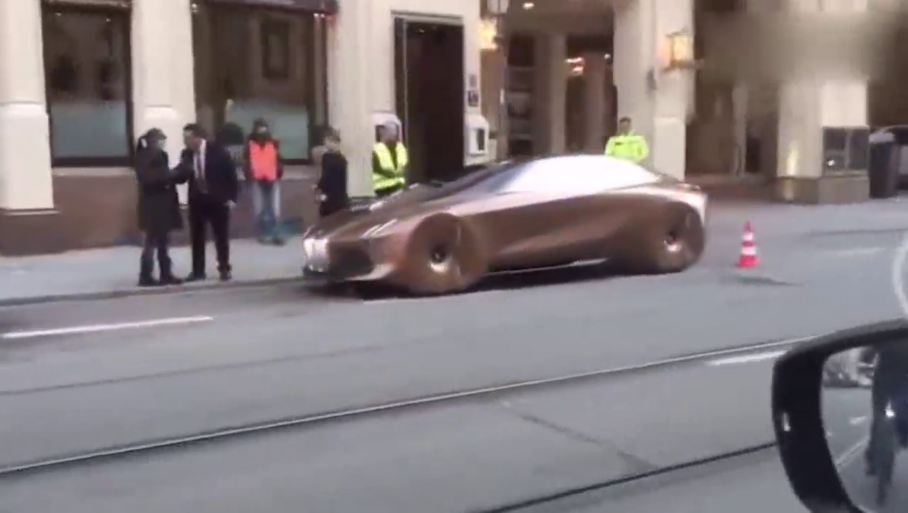 土豪订购的宝马跑车到货了，倒车的时候真是涨见识了！