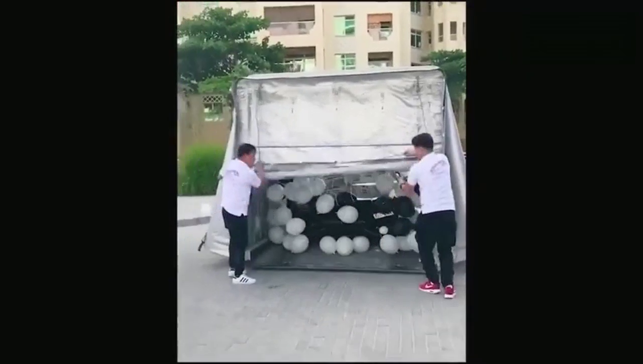 本以为是一辆货车，打开车厢后才知道什么是超级跑车！