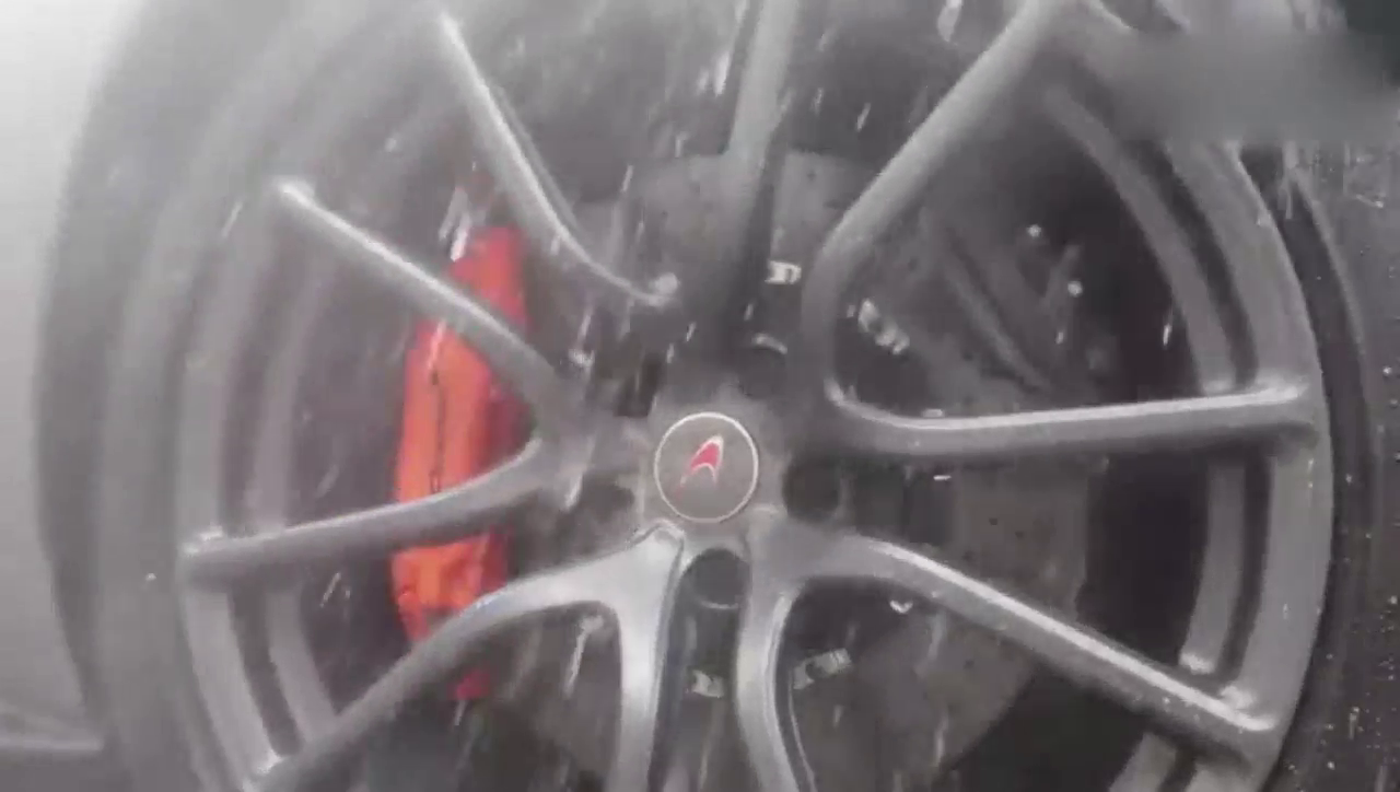 新买的迈凯伦超级跑车，改装贴膜后的样子更加炫酷！