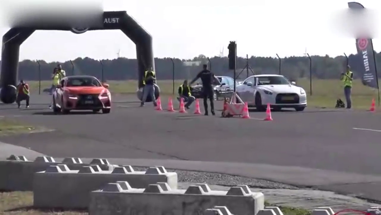 很抢眼 多辆性能车直线加速比拼