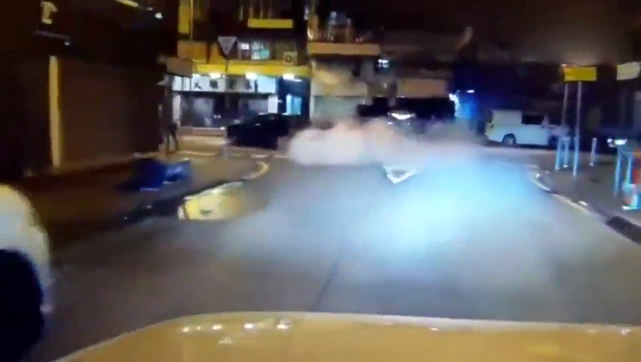 穿梭云里雾里 香港改装车起步就拉烟