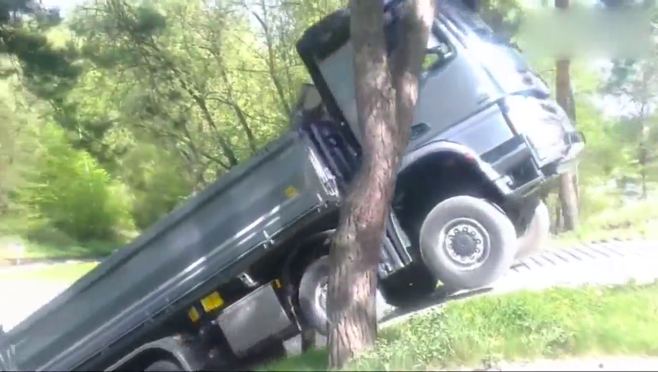 奔驰卡车到底有多厉害？前轮不着地还能上坡，动力太吓人