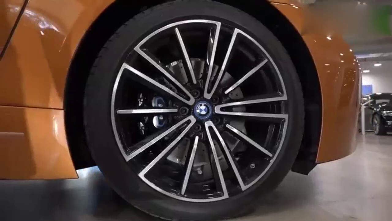 18年新款宝马i8跑车按下这个按键后，就连保时捷911都得靠边站了