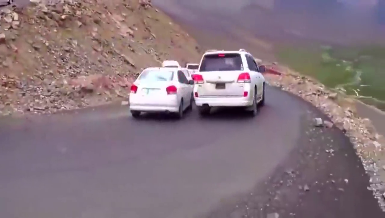 一辆中国牌照大卡车，身陷巴基斯坦，很好奇是怎么开过去的