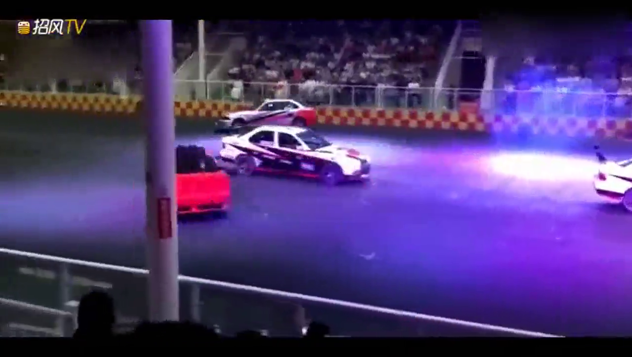 两辆跑车交叉漂移，看得现场美女心惊胆战的！