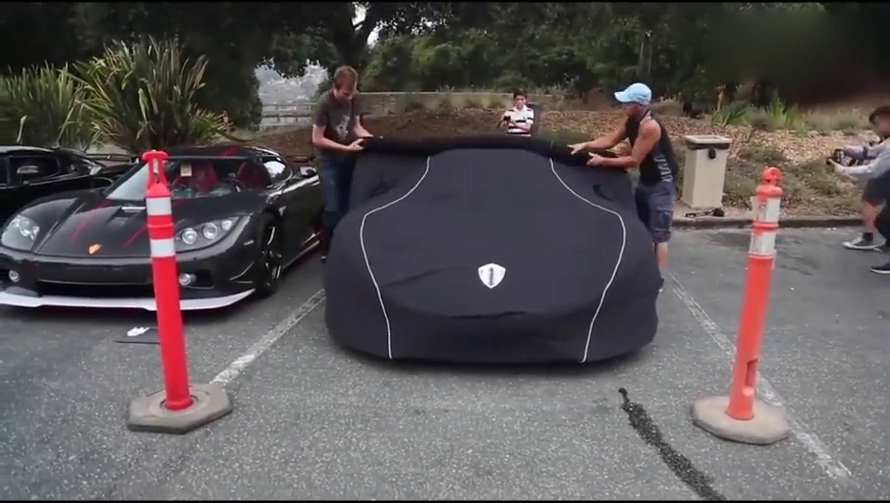 土豪私人订制的跑车刚刚到货，撕开车衣后才知道有多帅气！