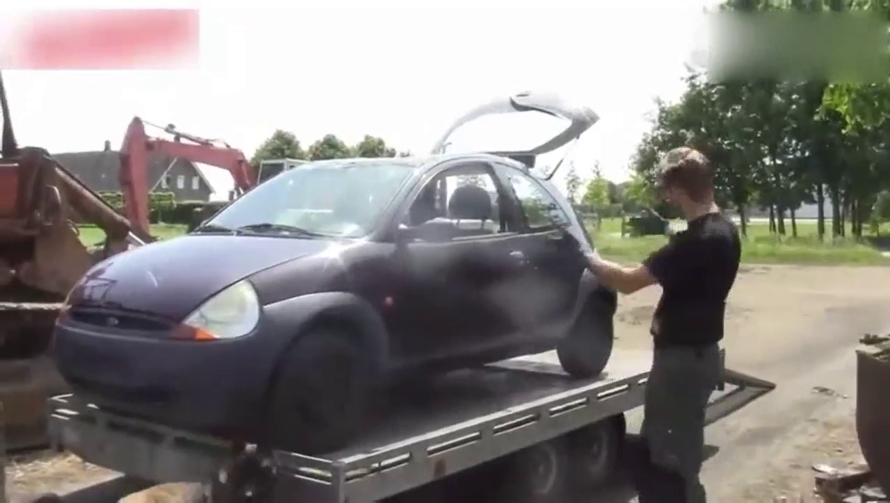 男子买不起敞篷车，于是他想到了一个很好的方法