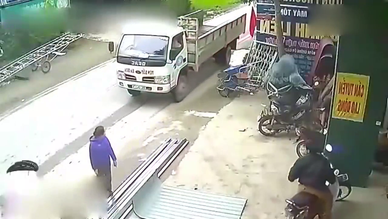 男子将大卡车停在路边并未发现异常，低头一看才知道犯了大错