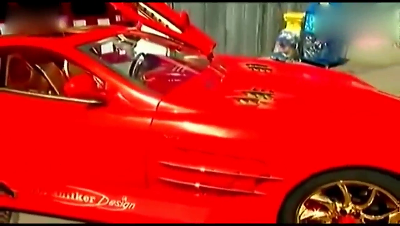 实拍富豪花350万英镑改装出超豪华跑车