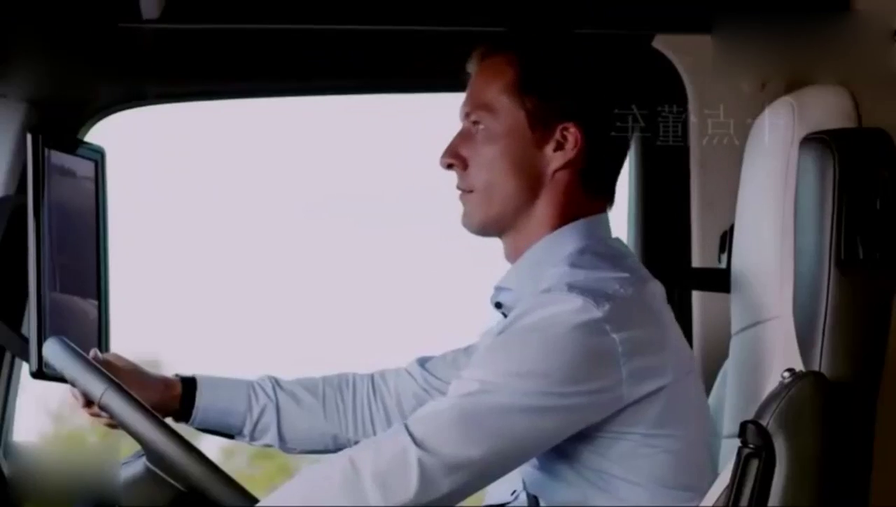 上了公路，终于知道奔驰卡车为啥卖那么贵了