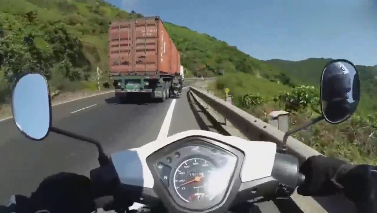 一定不要贴着卡车行驶！不然你会后悔这么做的