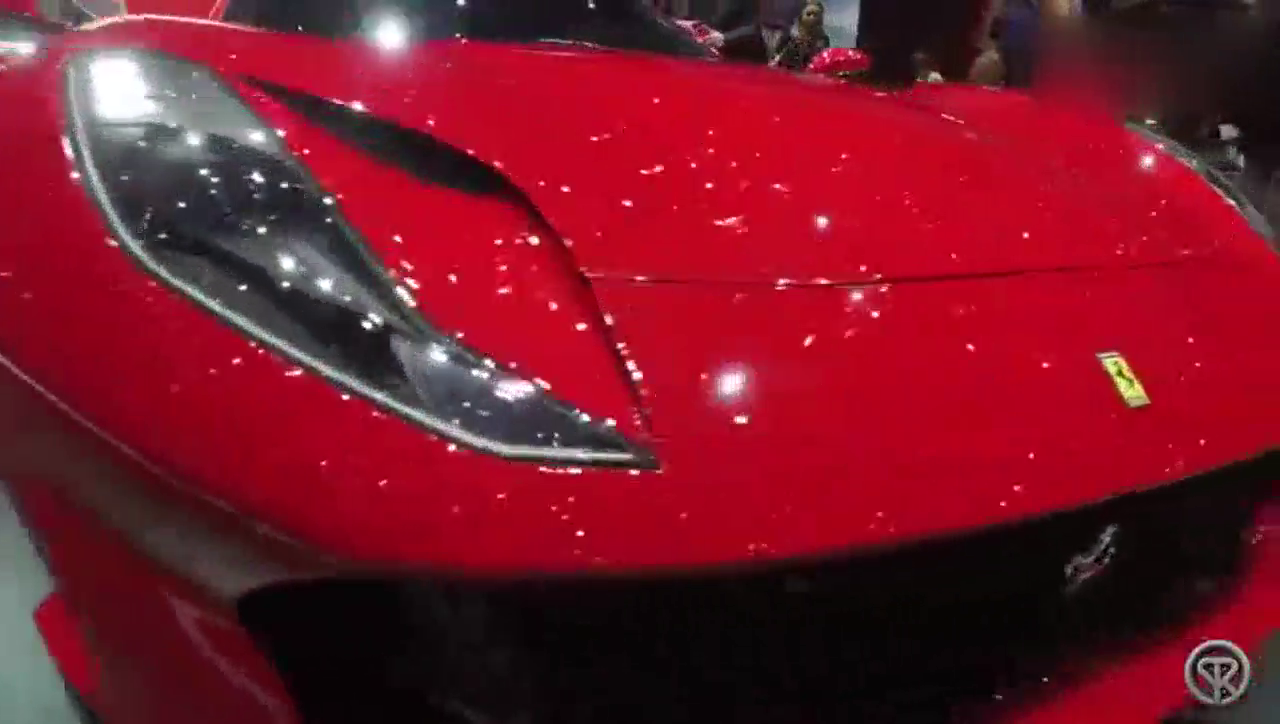 一台法拉利812 SUPERFAST出现车展，足够让人疯狂了