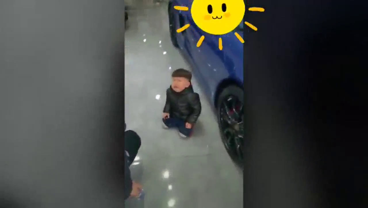 今天去逛了车城，这货哭着要买这辆跑车