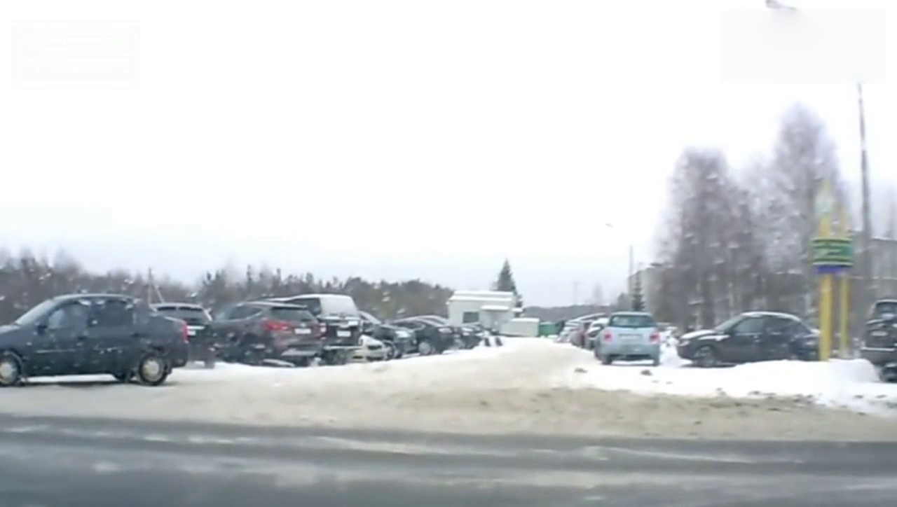 缓慢的汽车给卡车撞飞