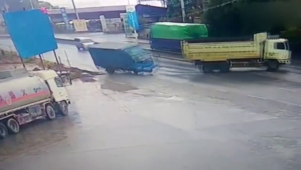 第一辆大卡车失控，第二辆见状不对赶紧刹车！