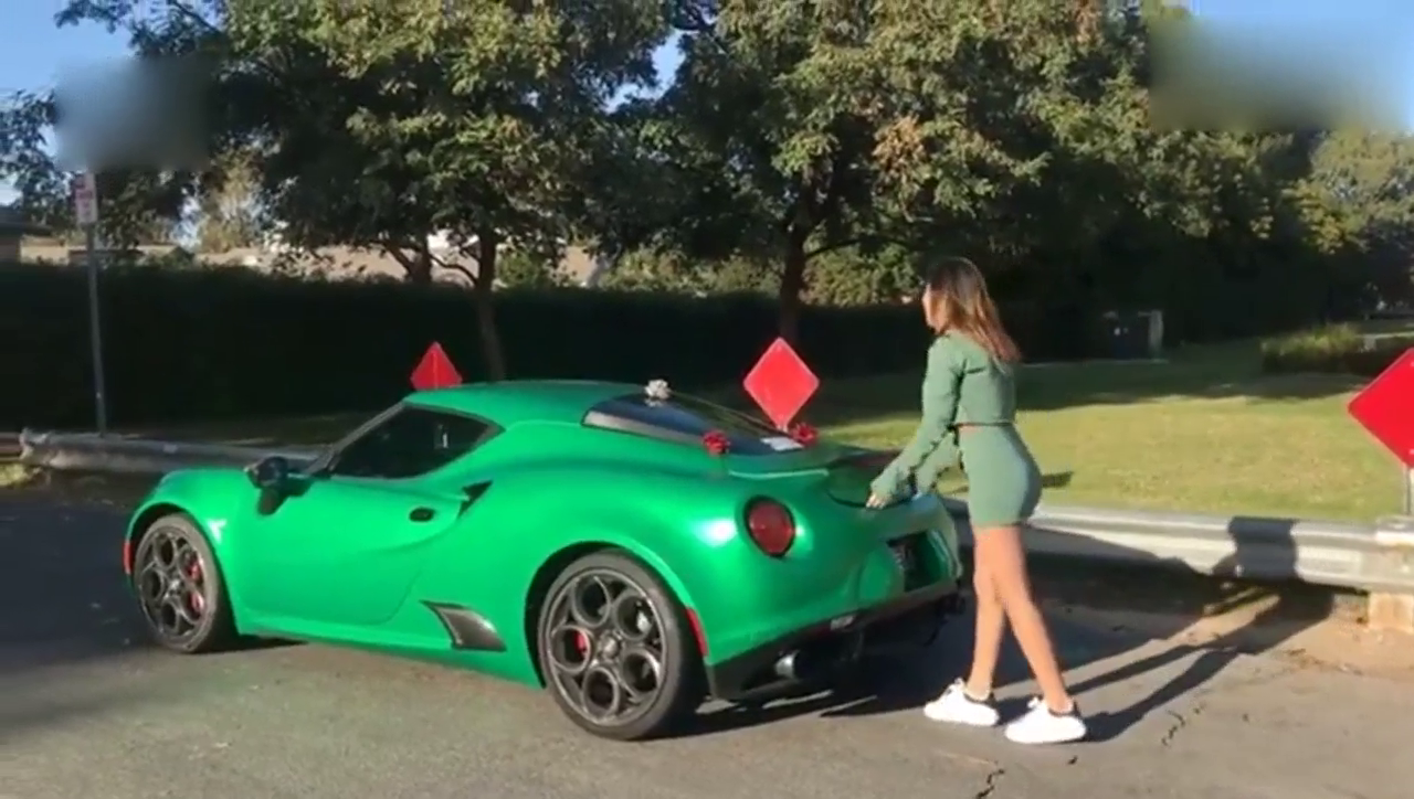 美女配跑车,别有一番滋味