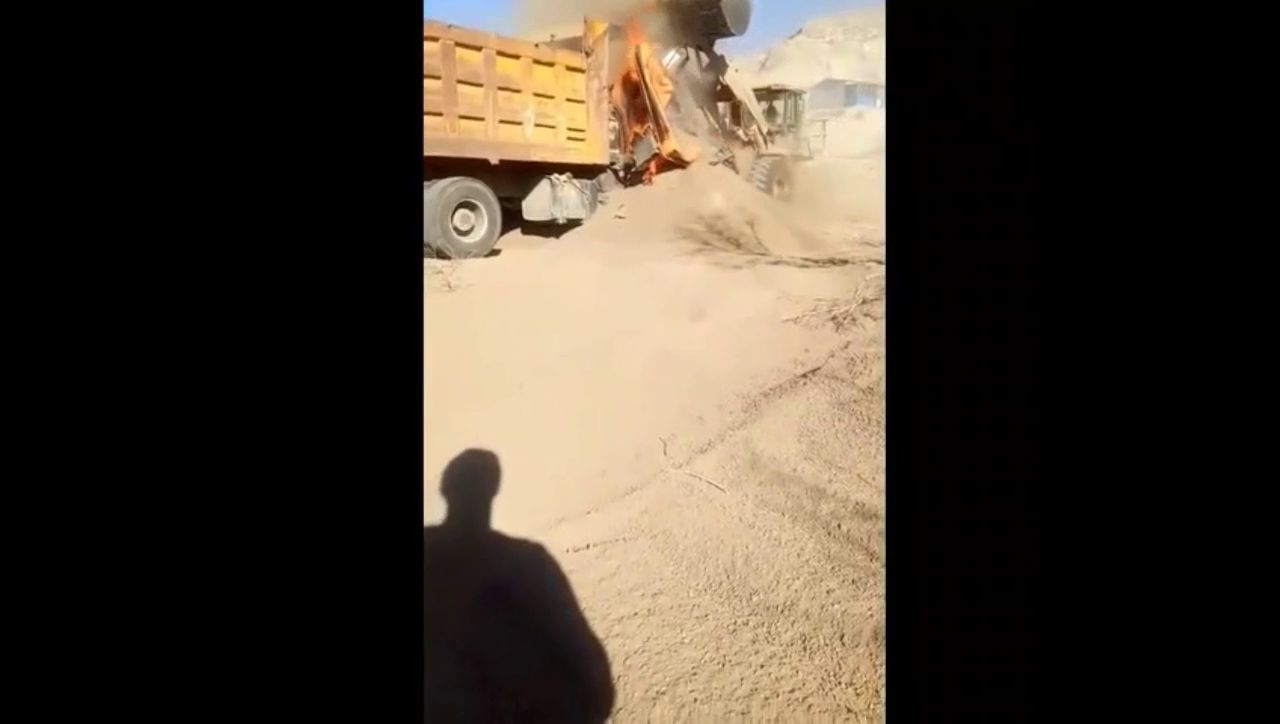 这辆卡车废了，这沙子能把火给灭了吗
