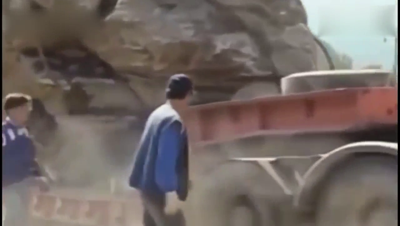 重型卡车拖着巨石上坡，司机油门踩到底还是悲剧了！