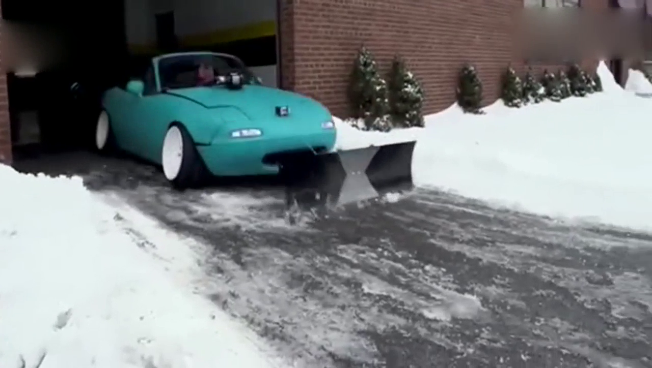 土豪的世界充满了任性，用敞篷跑车来扫雪我还是第一次见！