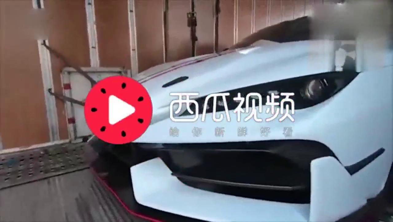 土豪买3000万跑车到货，打开送的盒子后，让迈凯伦P1都靠边站了