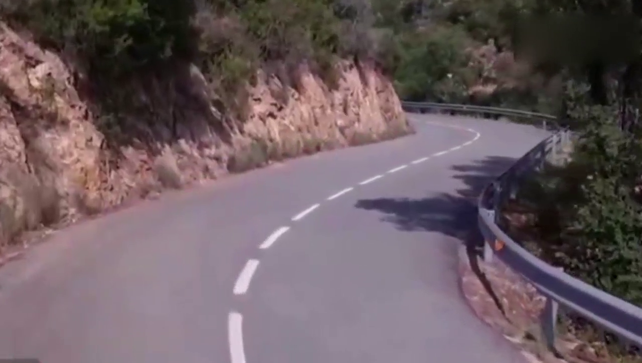 200万的奥迪跑车，按下钥匙后变形刚刚开始