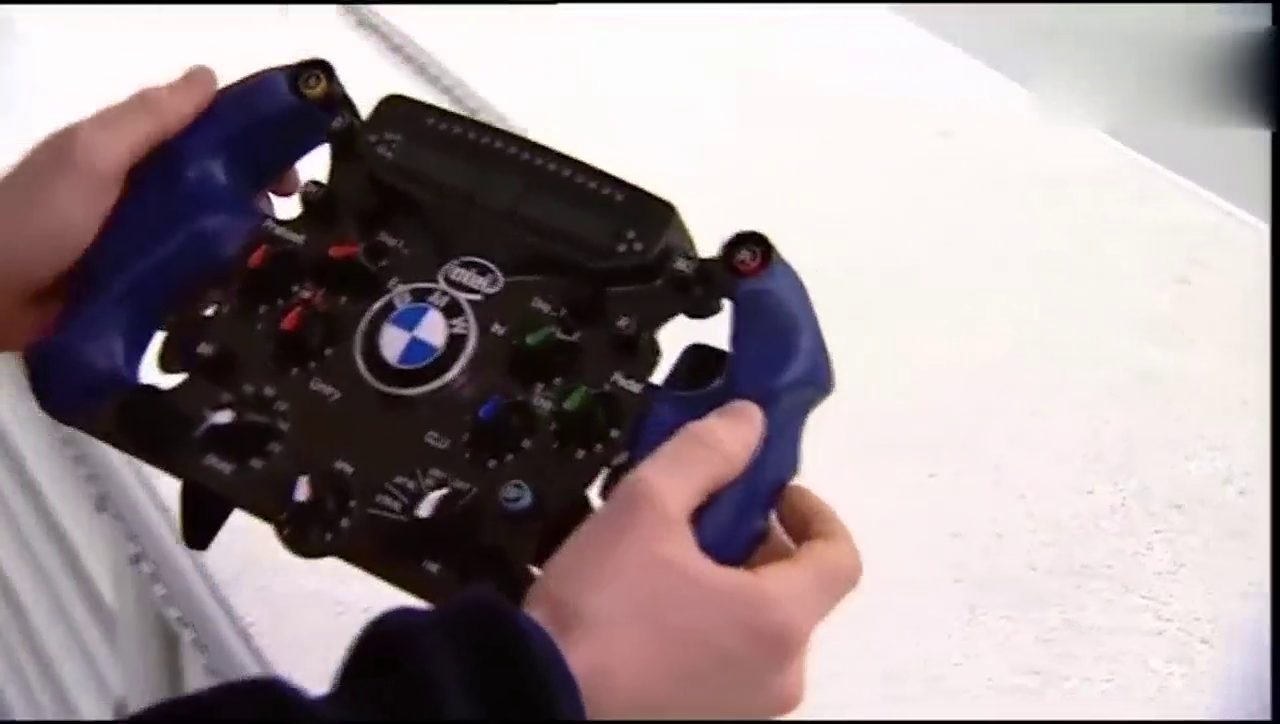 九千万订制的宝马跑车刚刚到货，看到方向盘后，才明白是有多帅气