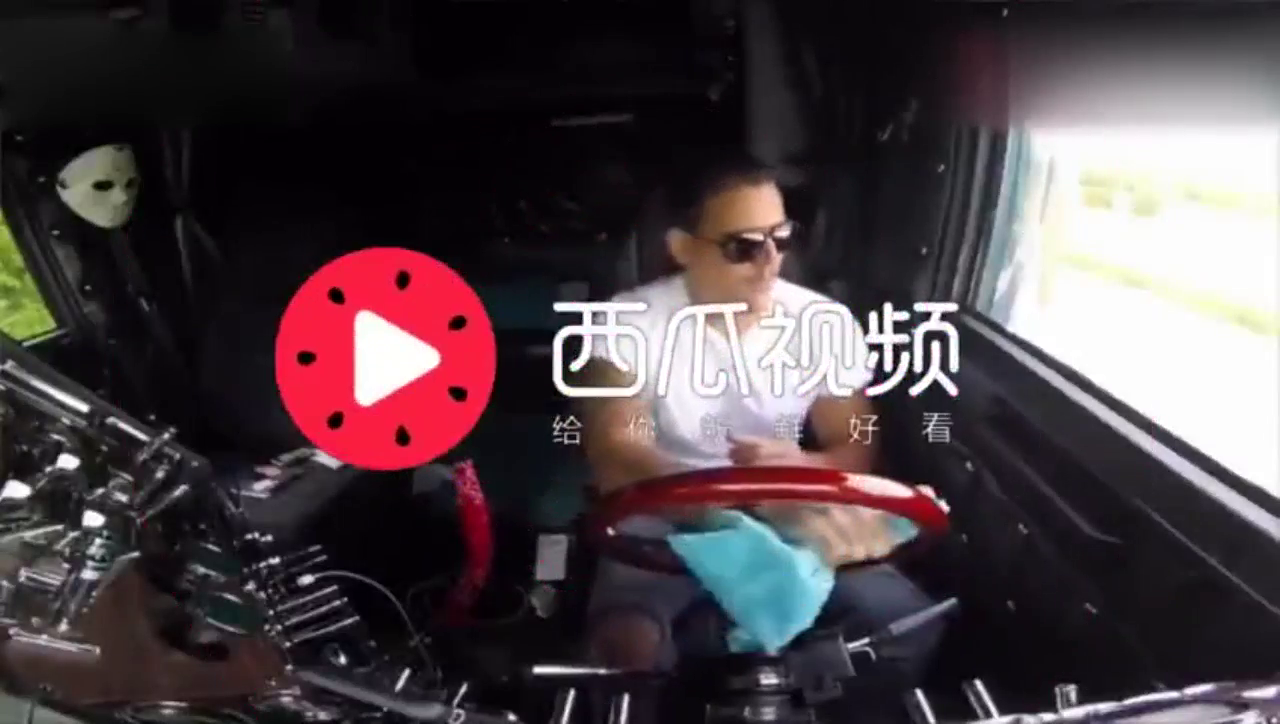 国外大卡车司机开的卡车是怎么换挡的, 非常霸气