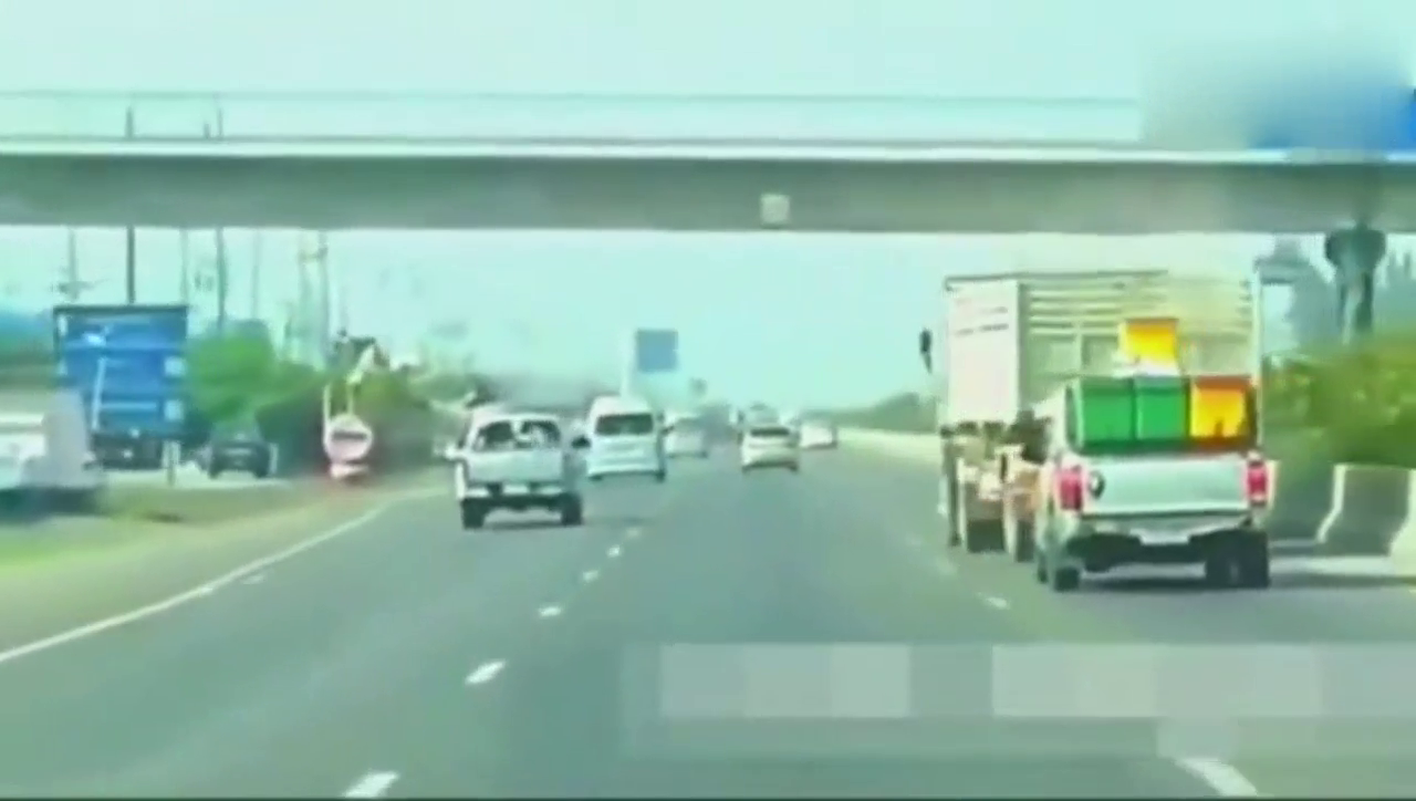 丰田车在高速挑衅大卡车，卡车司机故意别车，结果越野车悲剧了