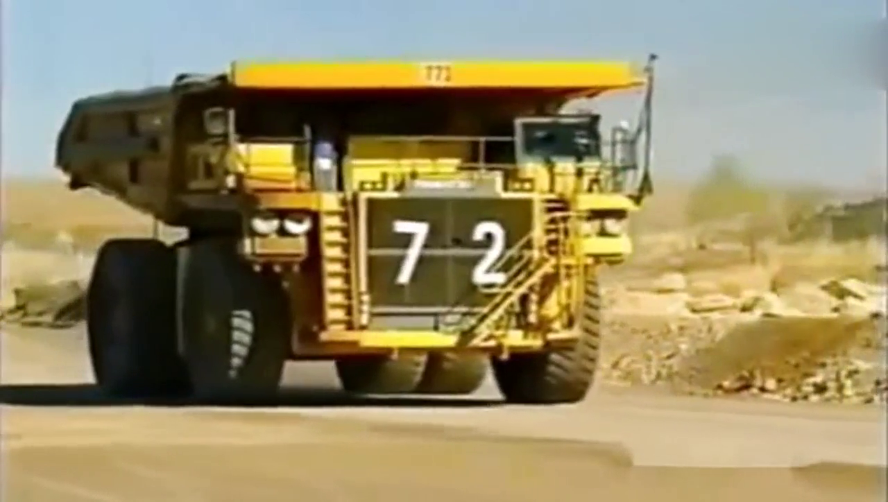 真是惨不忍睹，巨型卡车轻易粉碎越野车！