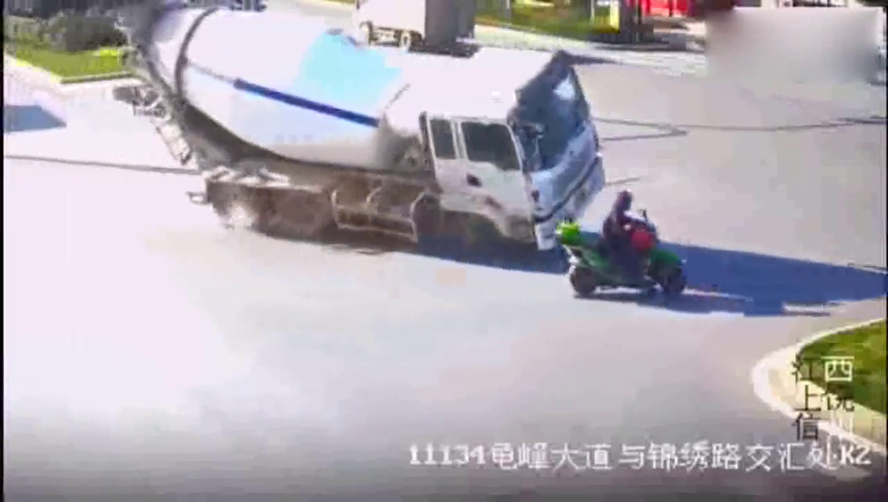 货车为救下电动车，选择了自毁，监控拍下揪心画面