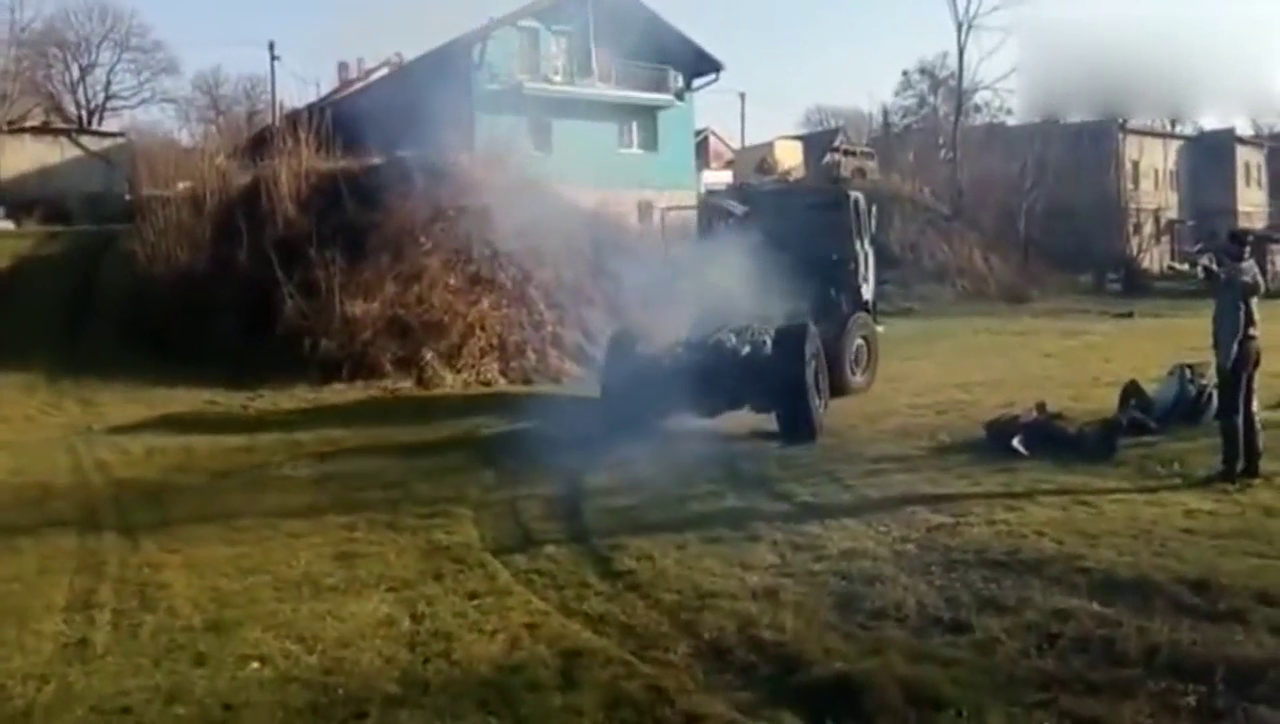 报废五十多年的卡车，打火后大家伙都蒙圈了