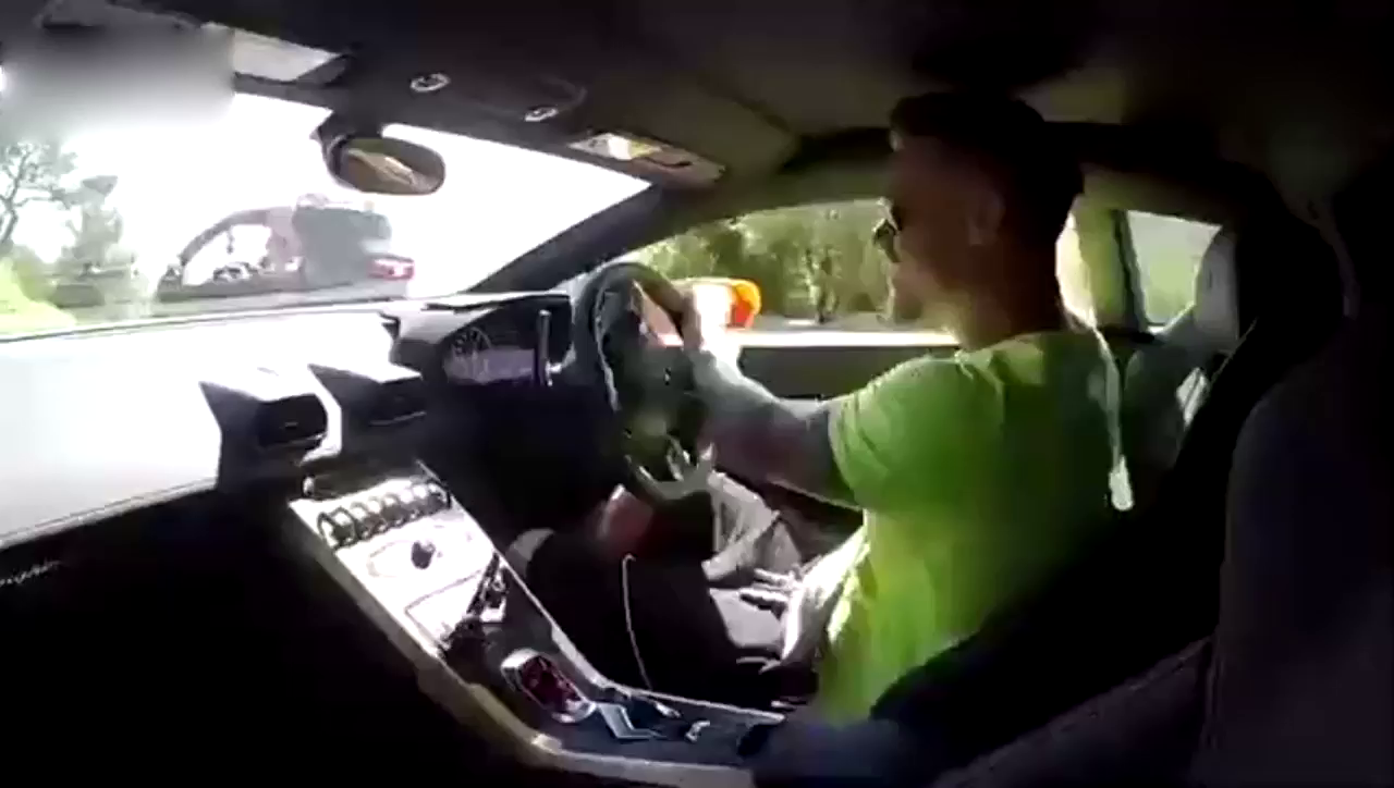 跑车起步输给了电动车，是不是很尴尬？