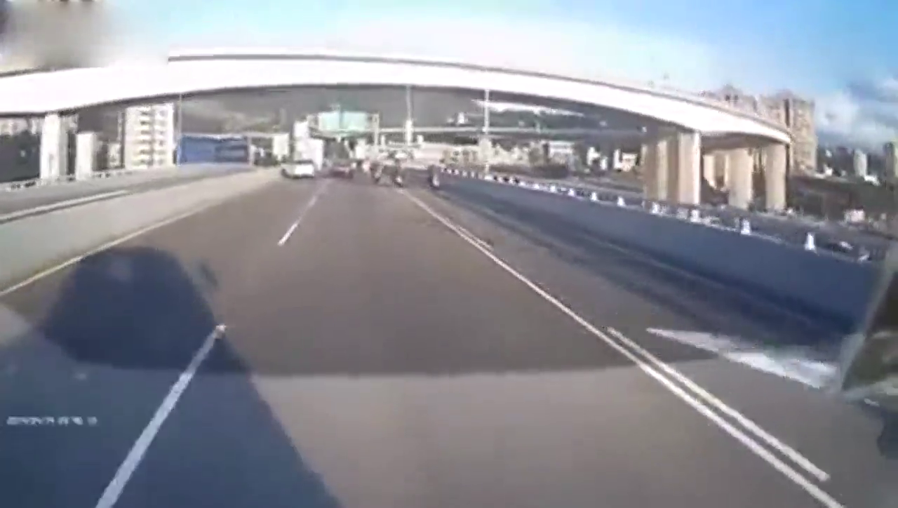 把摄像车司机惹毛的是出租车还是摩托？