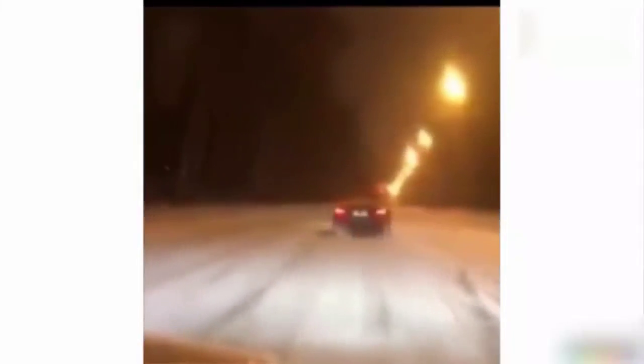 跑车超帅气的在雪地肆意漂移