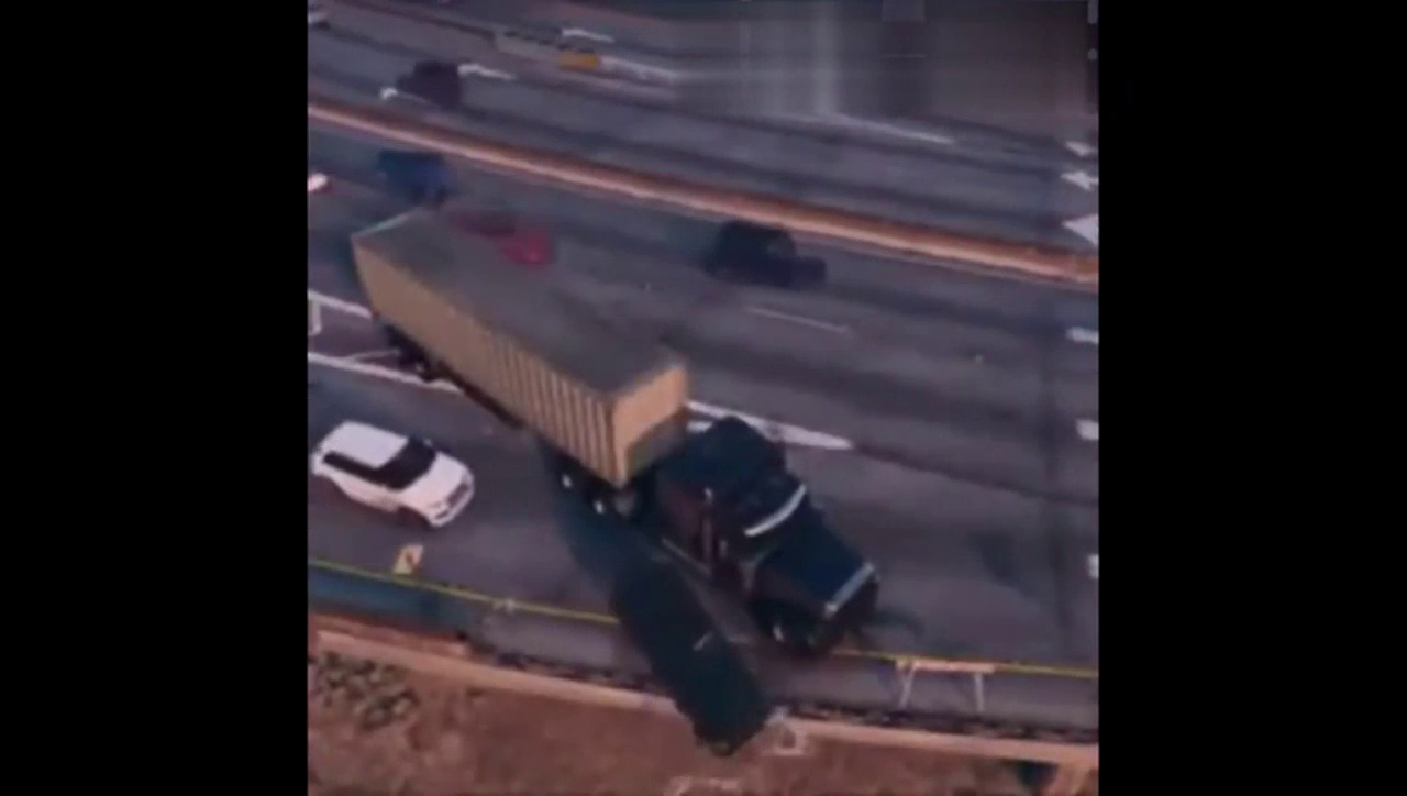 一辆特长的大卡车横在高速路中间 后面的车结果悲剧了 太惨了！