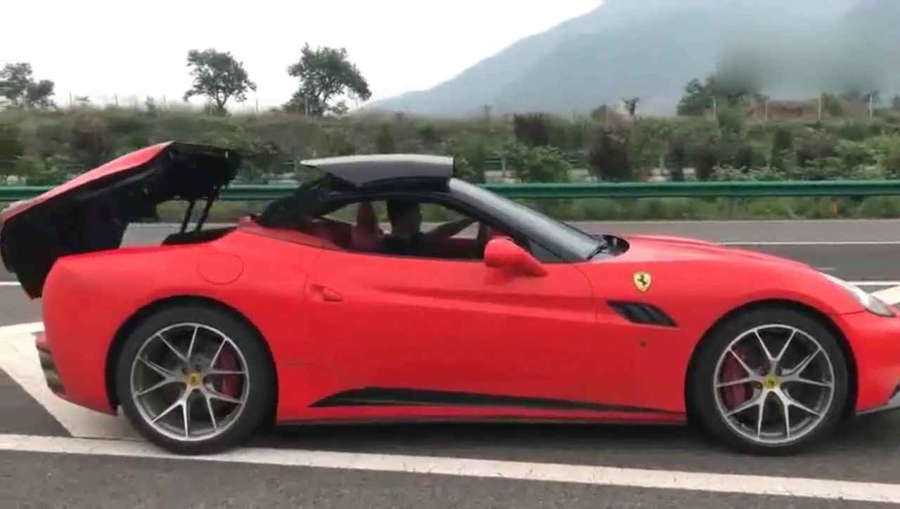 价值四百九十六万的法拉利跑车，变形那刻才知道这钱花值了