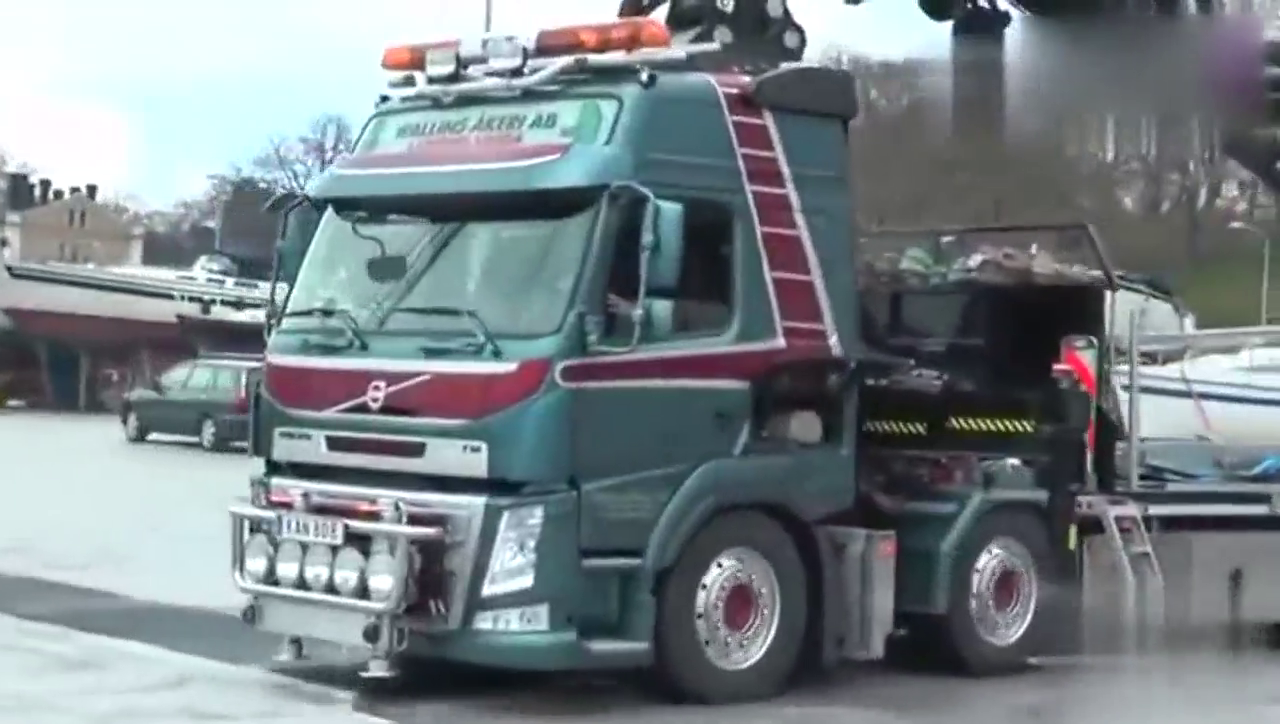 沃尔沃高端卡车底盘很低很帅气，自带折臂吊机运输小船