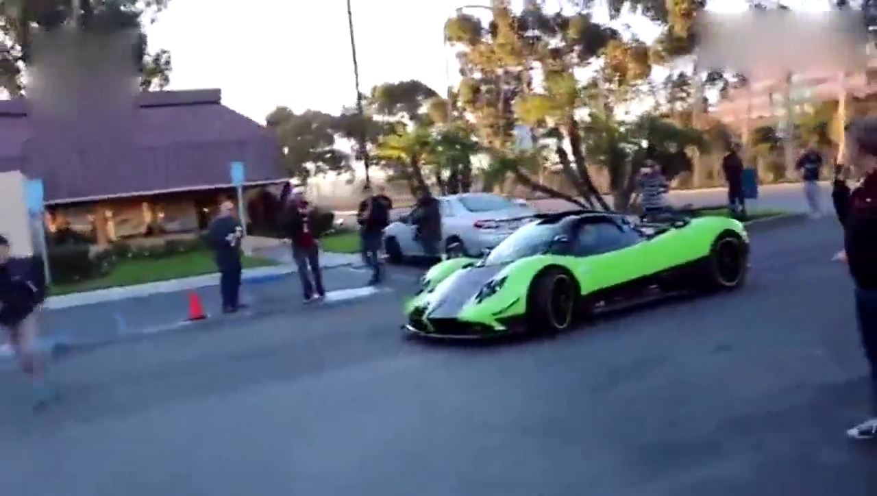 土豪5000万的帕加尼跑车现身，停车场其他跑车瞬间失去光辉！