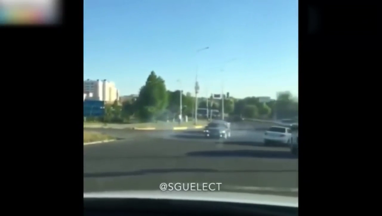 土豪开跑车无视交规当街漂移