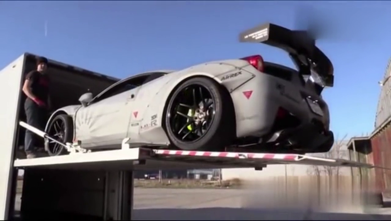 土豪定制的超级跑车到货，落地的那一刻才知道这一千万花值了