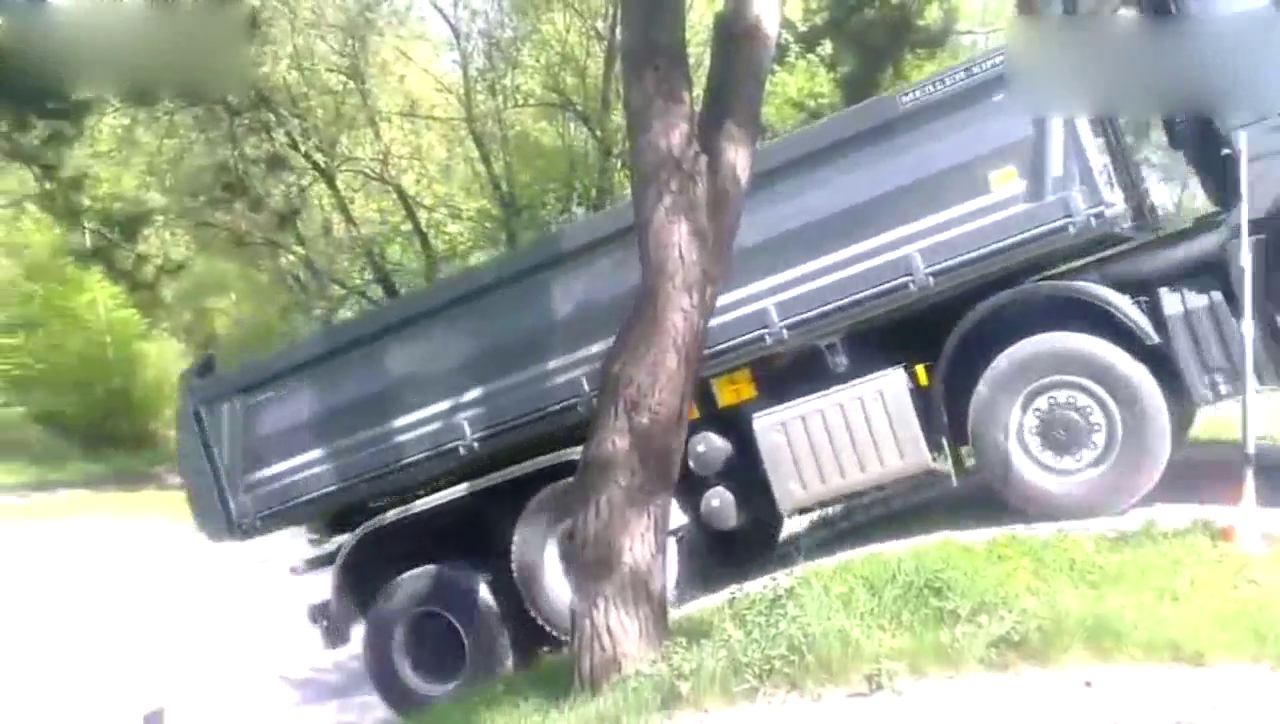 一个倒车才明白奔驰卡车有多厉害