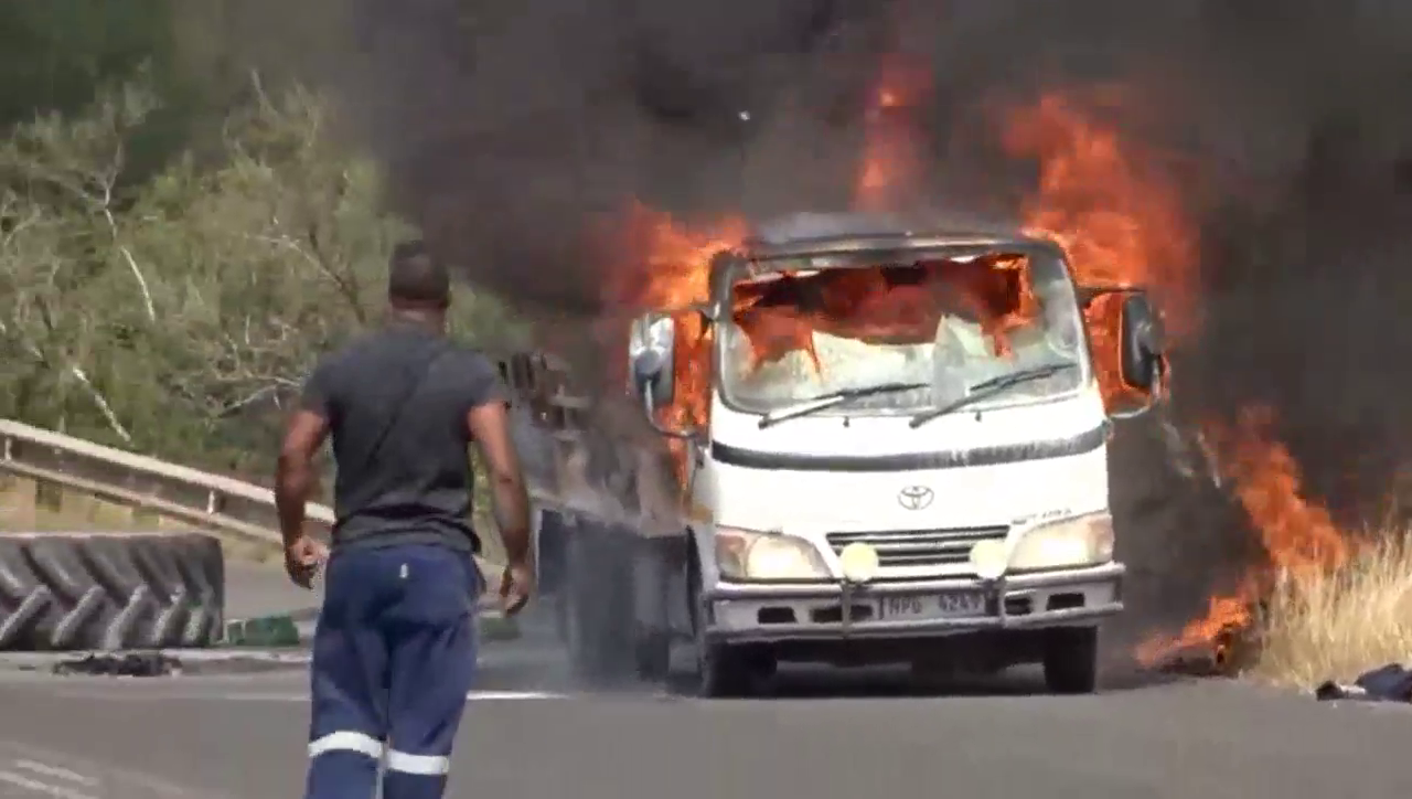 卡车着火了!司机逃逸，发生了什么