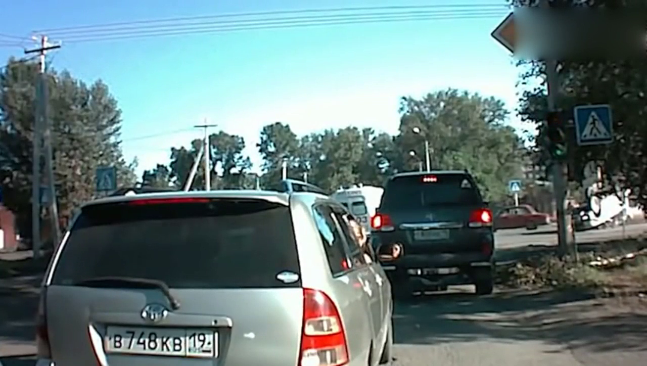 卡车超高把收费站都给拆了