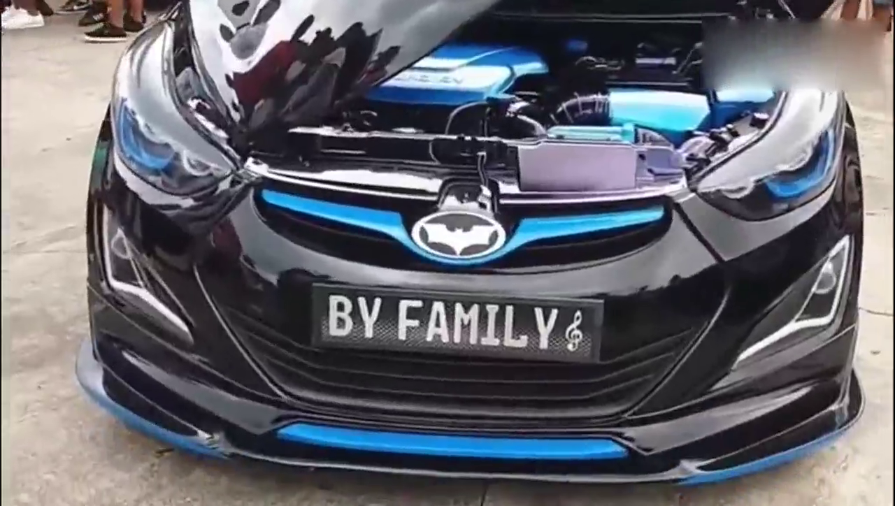 印度小哥再开挂，把现代领动改成加长跑车，打开车门后全是霸气！