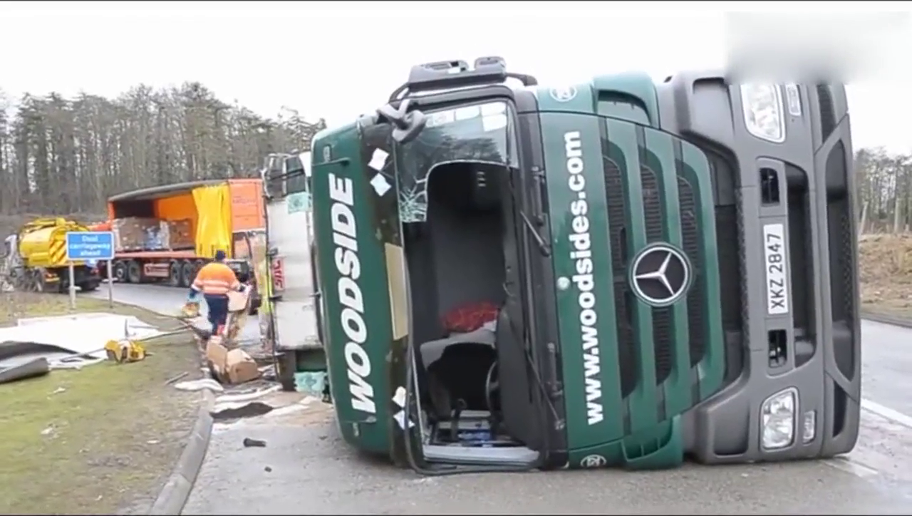 卡车在A1区翻车