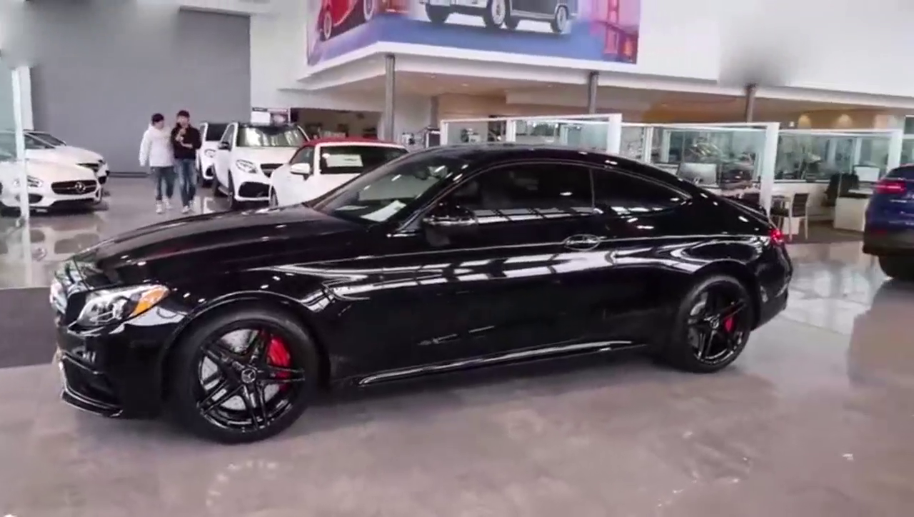 女土豪去4S店试驾奔驰跑车，打开车门的瞬间立马下订单了！