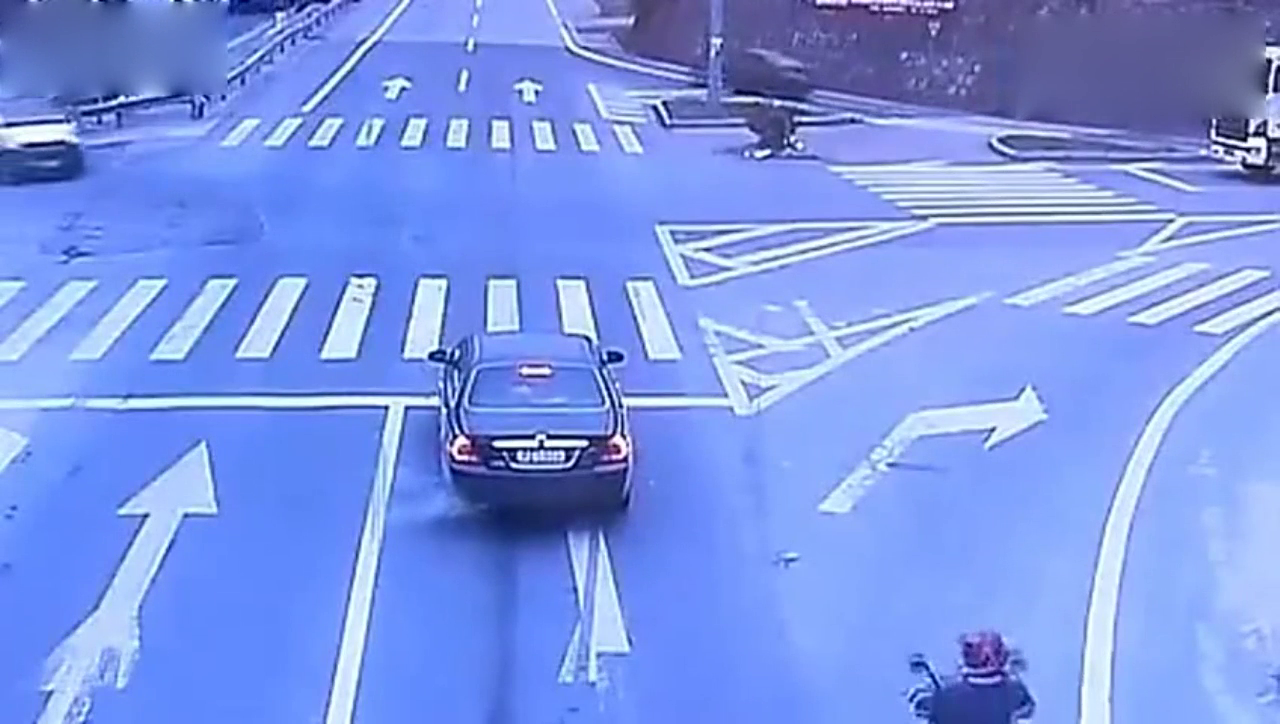 电动车人行横道上等红灯，眼前发生的这一幕让他终生难忘